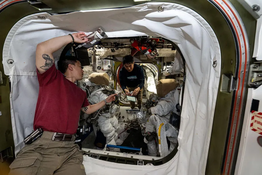 711L-EDC-Gear-for-Astronauts-03