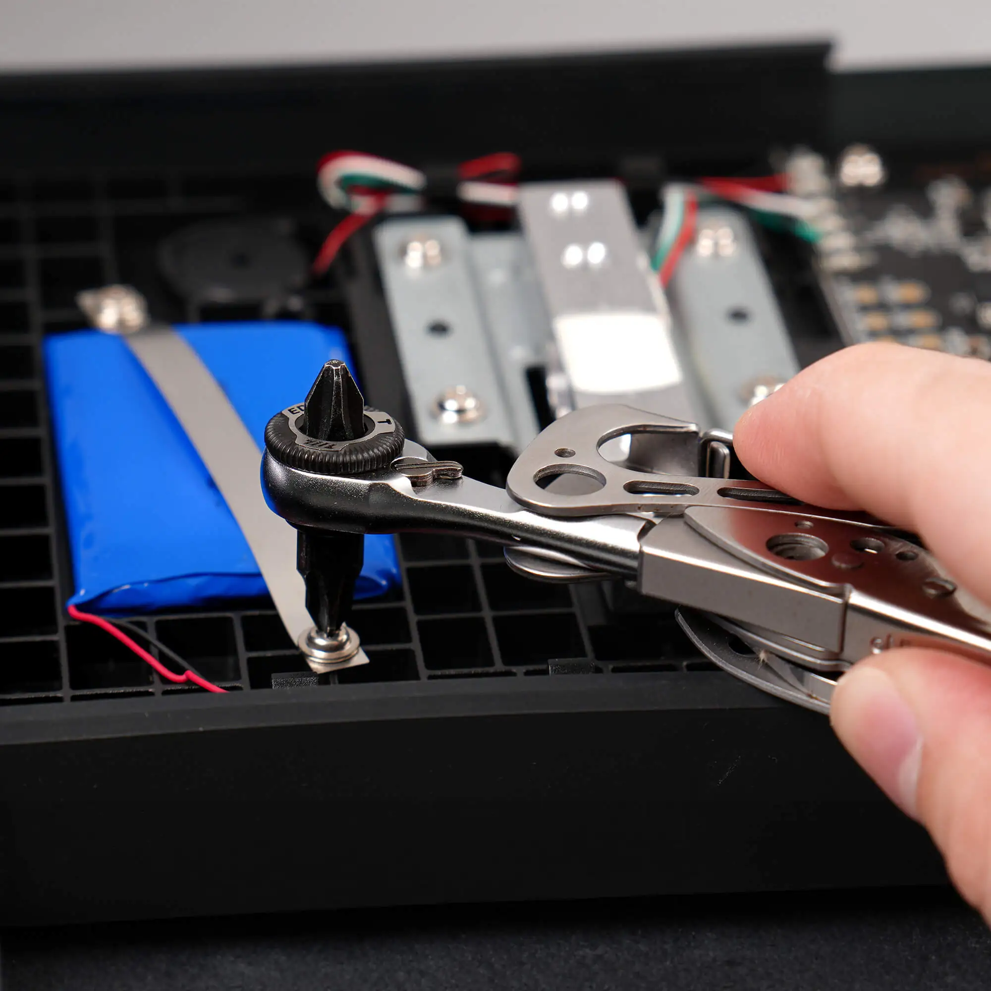 06-edc-ratchet-wrench-leatherman-mk2-electronics-use